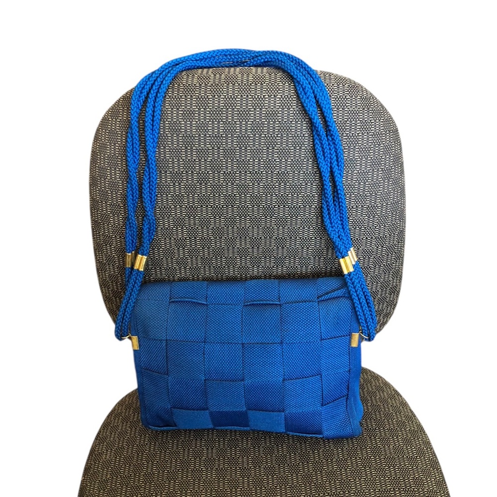 Gabriella Modern Blue Shoulder Bag with Structured Design - Picture 4 of 10